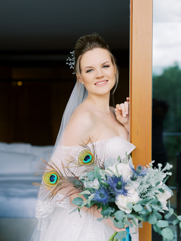 «Изумрудная» свадьба Андрея и Полины на берегу