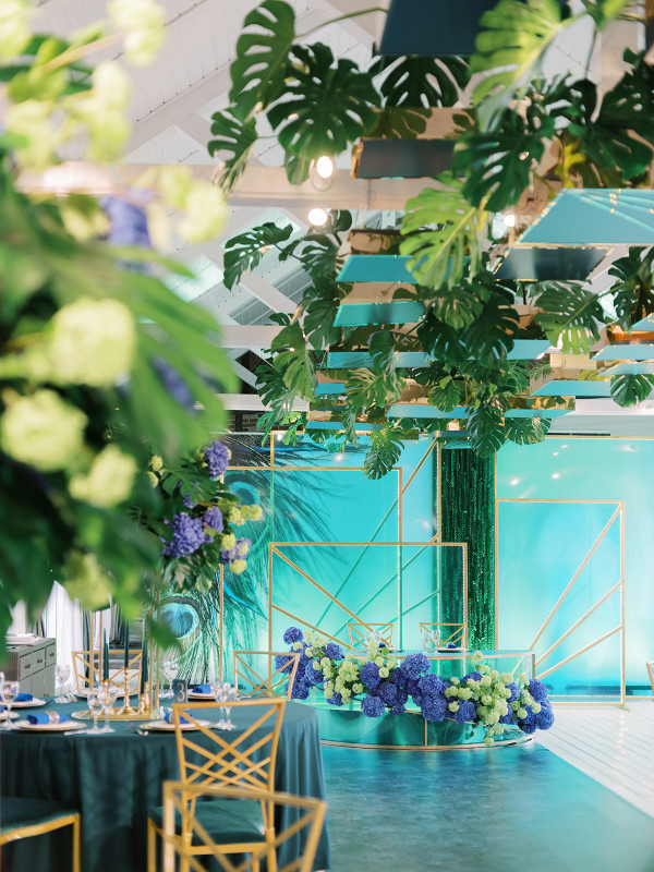 «Изумрудная» свадьба Андрея и Полины на берегу