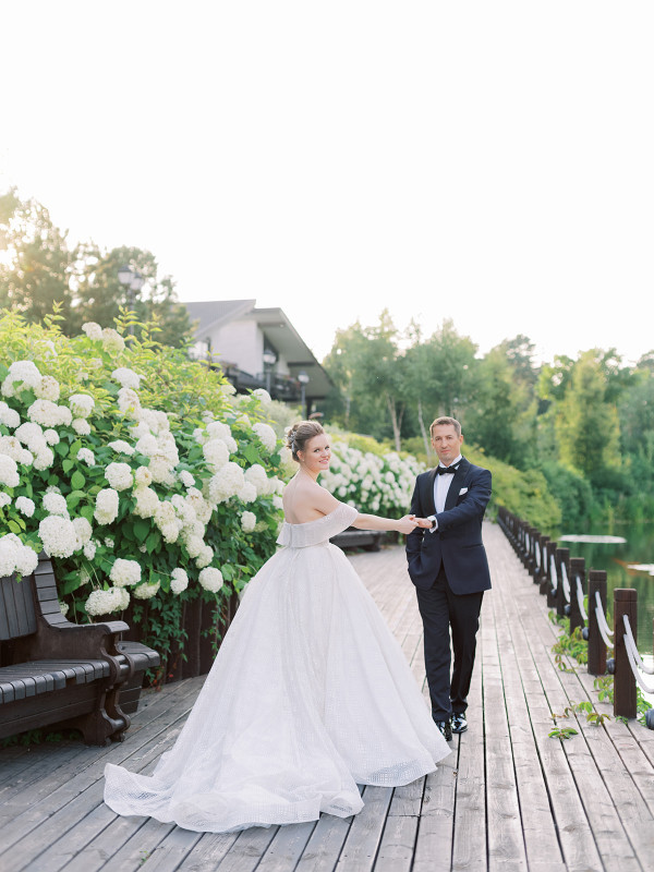 «Изумрудная» свадьба Андрея и Полины на берегу