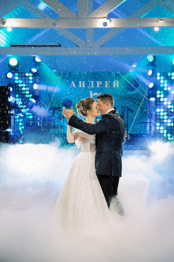 «Изумрудная» свадьба Андрея и Полины на берегу