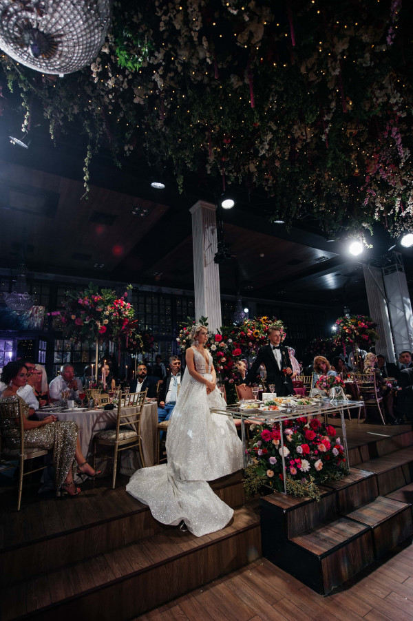 3 свадьбы в лесу среди елей и