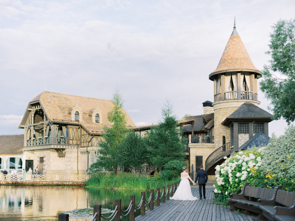 «Изумрудная» свадьба Андрея и Полины на берегу