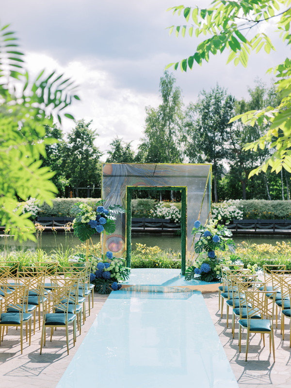 «Изумрудная» свадьба Андрея и Полины на берегу