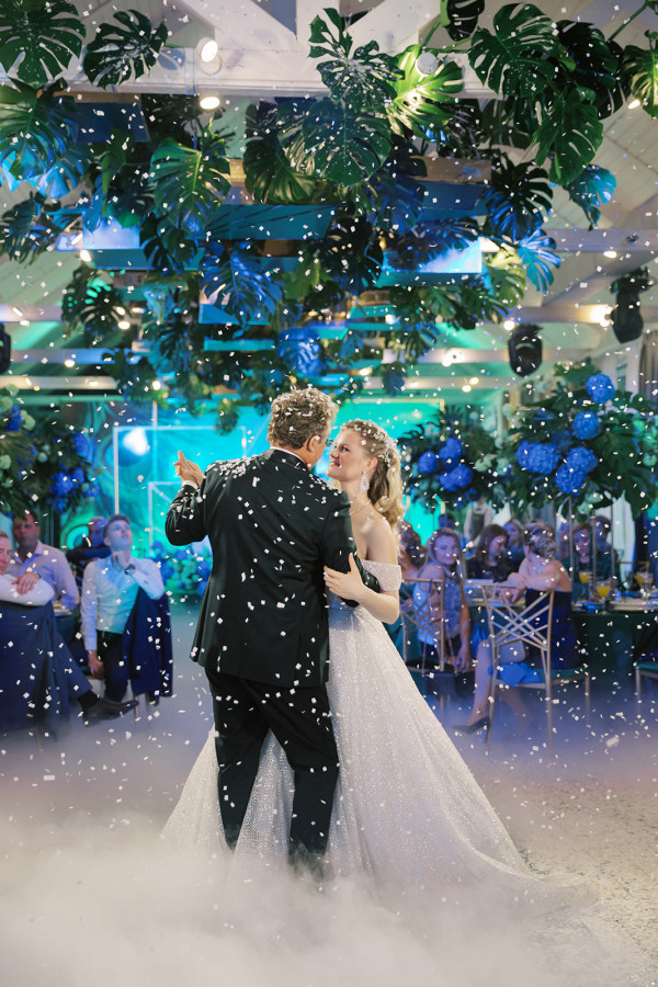 «Изумрудная» свадьба Андрея и Полины на берегу