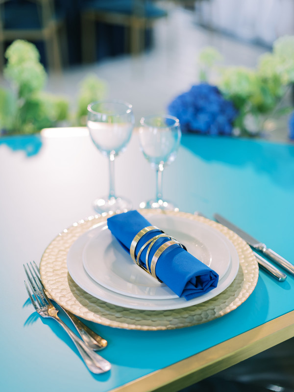 «Изумрудная» свадьба Андрея и Полины на берегу