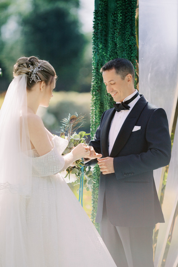 «Изумрудная» свадьба Андрея и Полины на берегу