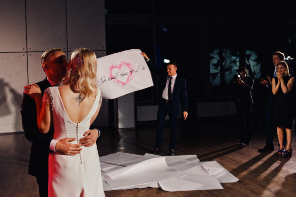 Неоновая свадьба Марии и Павла в дизайн-отеле