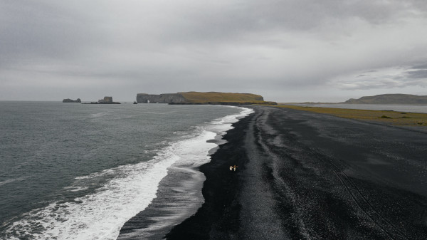 Церемония на черном пляже в Исландии