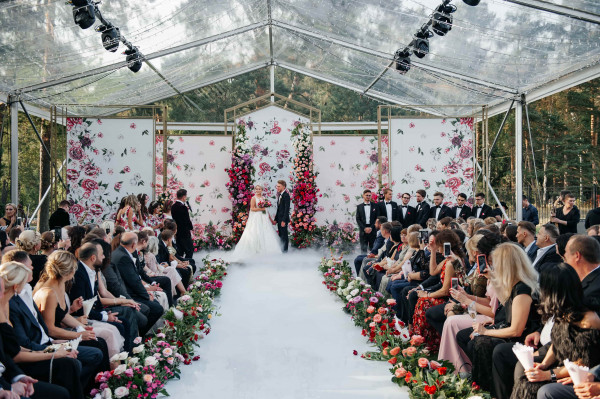 3 свадьбы в лесу среди елей и