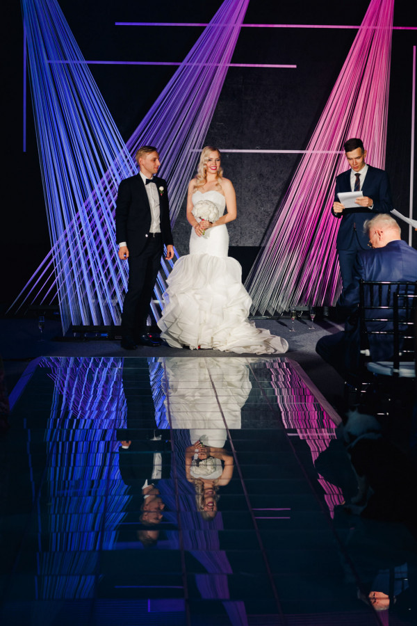 Неоновая свадьба Марии и Павла в дизайн-отеле