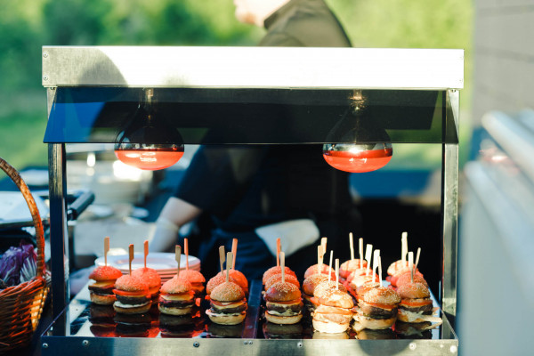 Неоновая свадьба Марии и Павла в дизайн-отеле