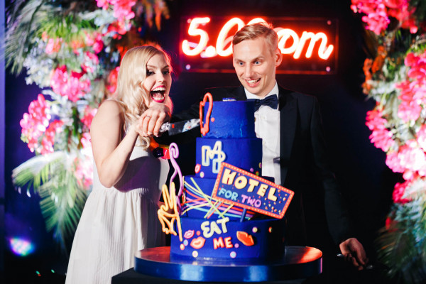 Неоновая свадьба Марии и Павла в дизайн-отеле