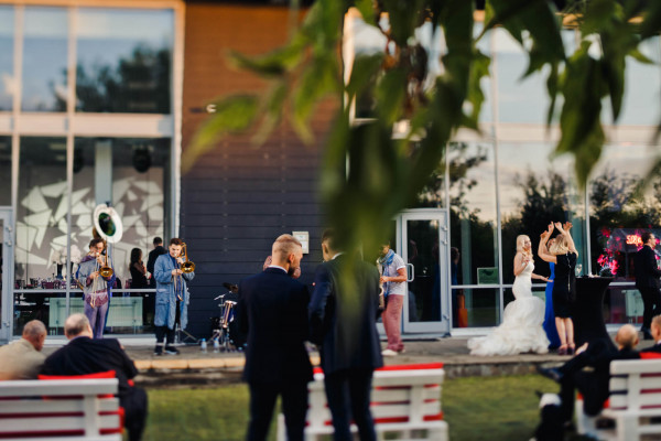 Неоновая свадьба Марии и Павла в дизайн-отеле