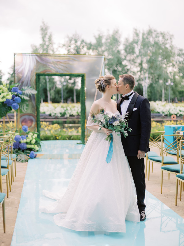 «Изумрудная» свадьба Андрея и Полины на берегу