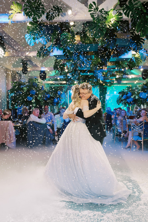 «Изумрудная» свадьба Андрея и Полины на берегу