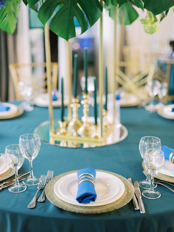 «Изумрудная» свадьба Андрея и Полины на берегу