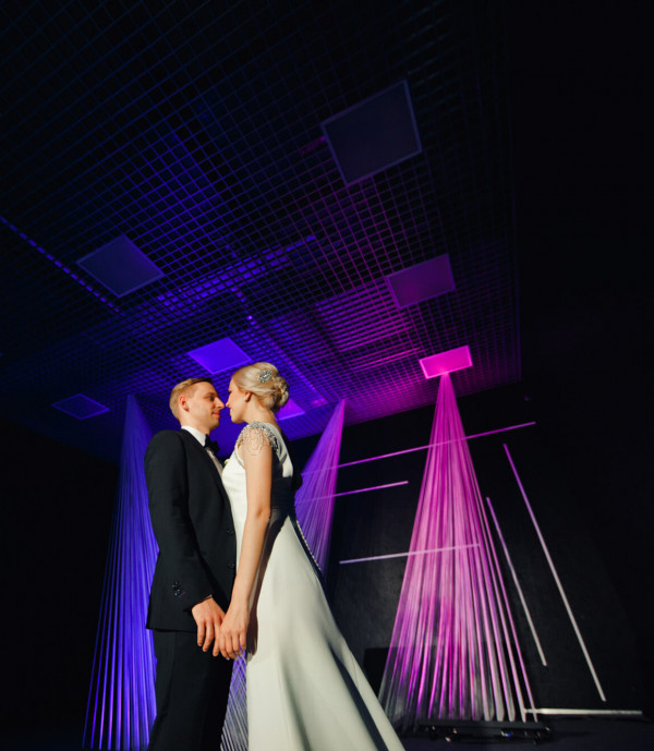 Неоновая свадьба Марии и Павла в дизайн-отеле