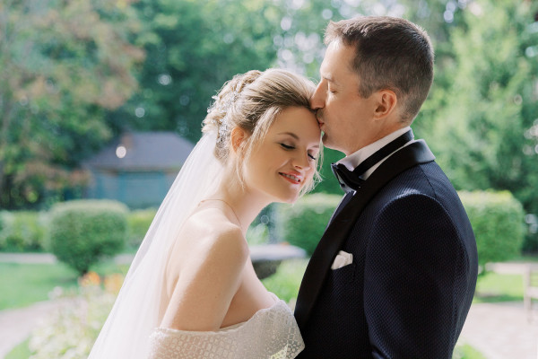 «Изумрудная» свадьба Андрея и Полины на берегу