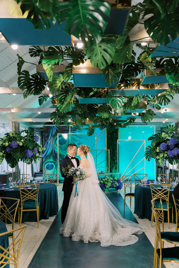 «Изумрудная» свадьба Андрея и Полины на берегу