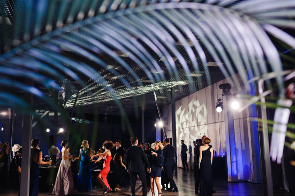 Неоновая свадьба Марии и Павла в дизайн-отеле