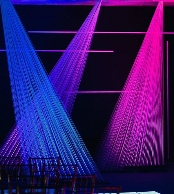 Неоновая свадьба Марии и Павла в дизайн-отеле