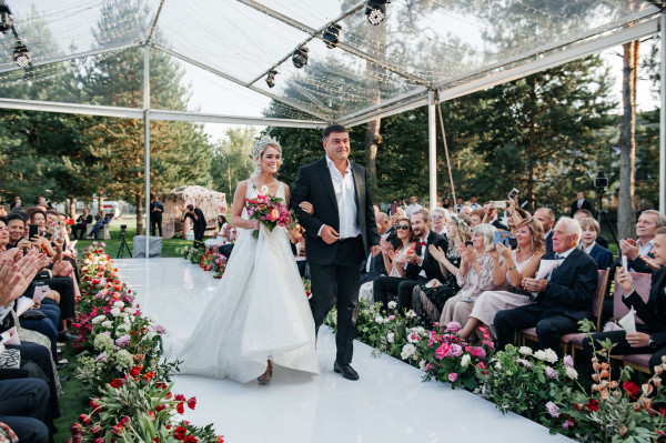 3 свадьбы в лесу среди елей и