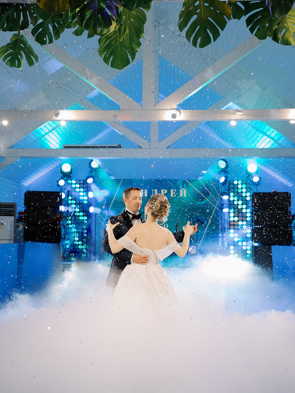 «Изумрудная» свадьба Андрея и Полины на берегу