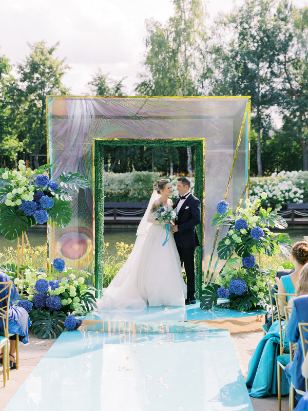 «Изумрудная» свадьба Андрея и Полины на берегу