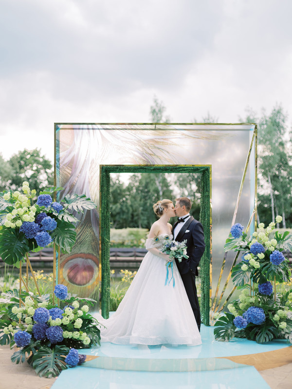 «Изумрудная» свадьба Андрея и Полины на берегу