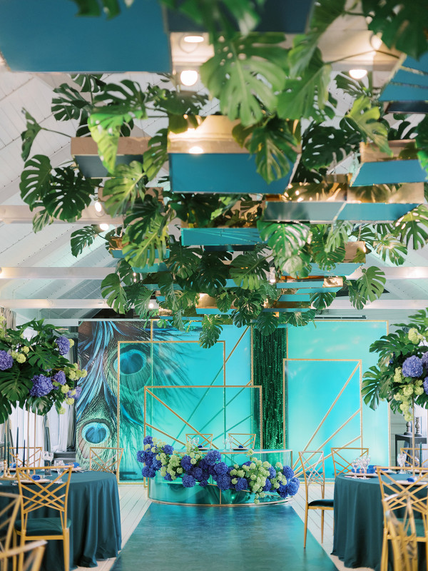 «Изумрудная» свадьба Андрея и Полины на берегу