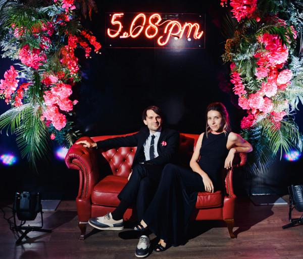 Неоновая свадьба Марии и Павла в дизайн-отеле