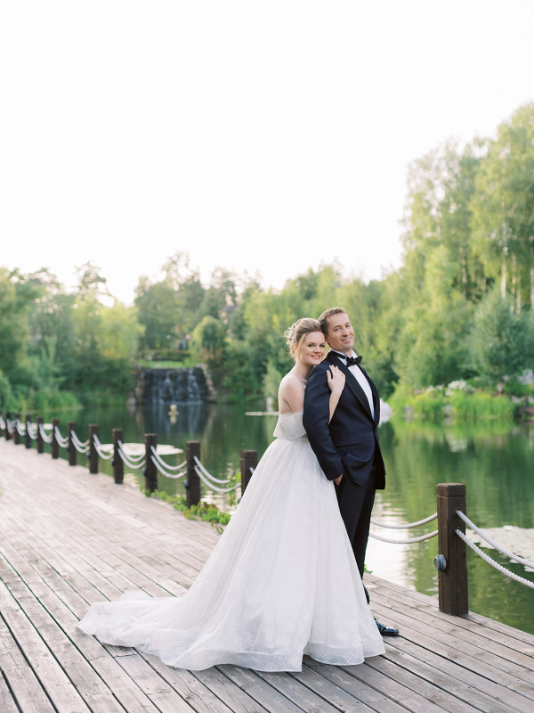 «Изумрудная» свадьба Андрея и Полины на берегу