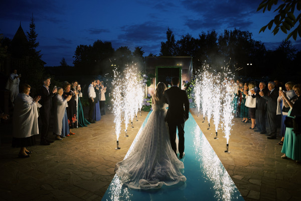 «Изумрудная» свадьба Андрея и Полины на берегу