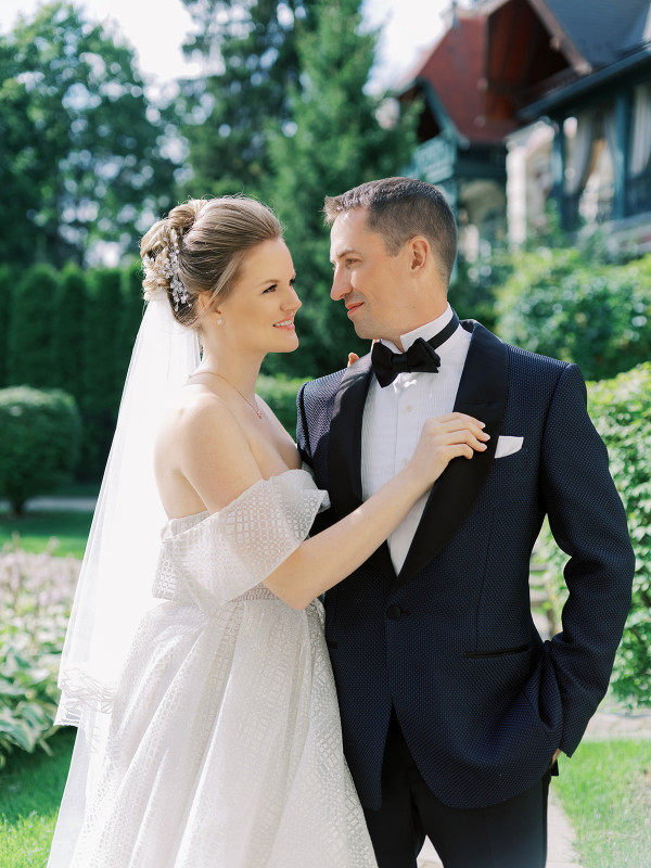 «Изумрудная» свадьба Андрея и Полины на берегу