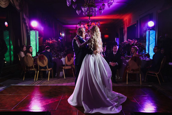 Красно-золотая свадьба Юлии и Дениса в отеле