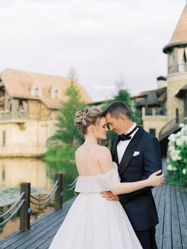 «Изумрудная» свадьба Андрея и Полины на берегу