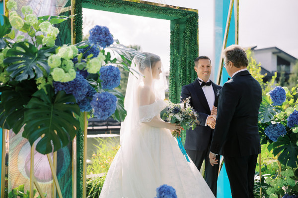 «Изумрудная» свадьба Андрея и Полины на берегу