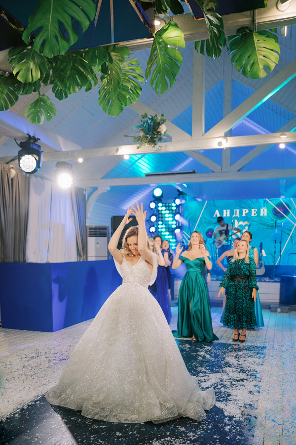 «Изумрудная» свадьба Андрея и Полины на берегу