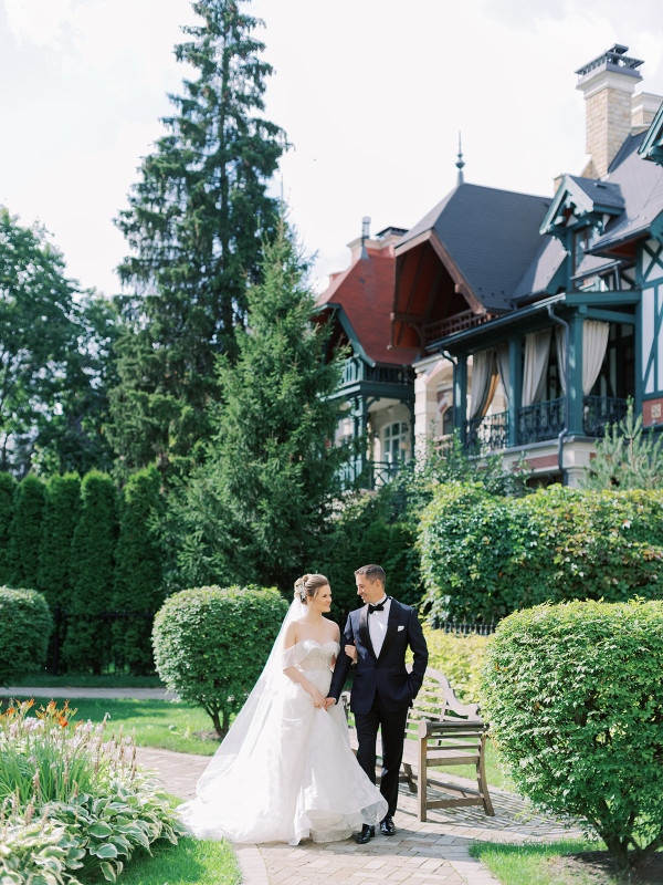 «Изумрудная» свадьба Андрея и Полины на берегу