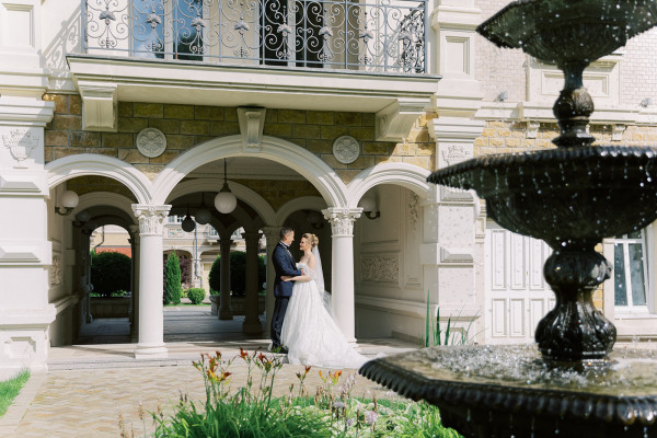 «Изумрудная» свадьба Андрея и Полины на берегу