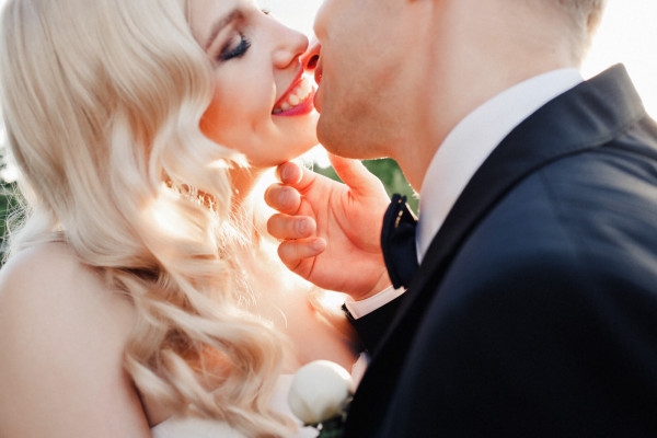 Неоновая свадьба Марии и Павла в дизайн-отеле