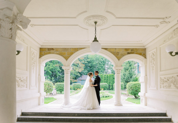 «Изумрудная» свадьба Андрея и Полины на берегу