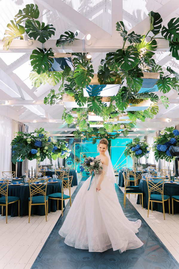 «Изумрудная» свадьба Андрея и Полины на берегу