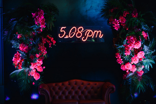 Неоновая свадьба Марии и Павла в дизайн-отеле