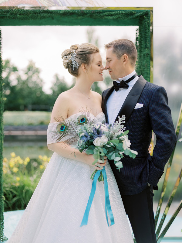 «Изумрудная» свадьба Андрея и Полины на берегу