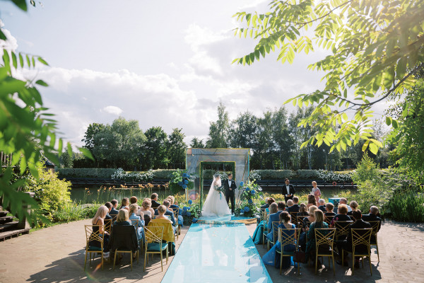 «Изумрудная» свадьба Андрея и Полины на берегу