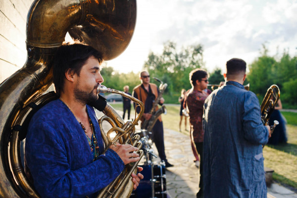 Неоновая свадьба Марии и Павла в дизайн-отеле