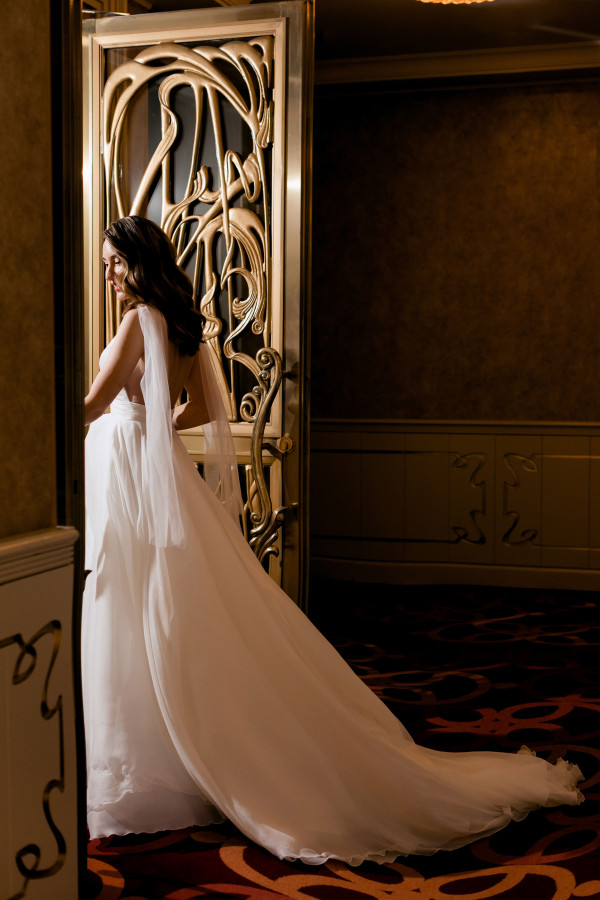 Уточненная свадьба с белоснежным Rolls-Royce и десертом