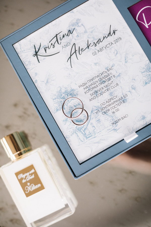 Баллончики с краской, телефонные трубки и другие