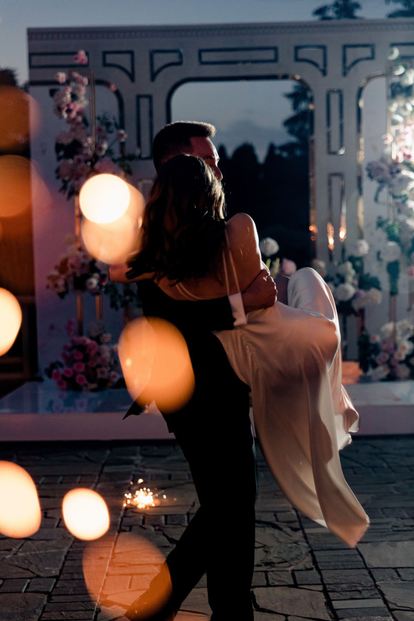 Уточненная свадьба с белоснежным Rolls-Royce и десертом